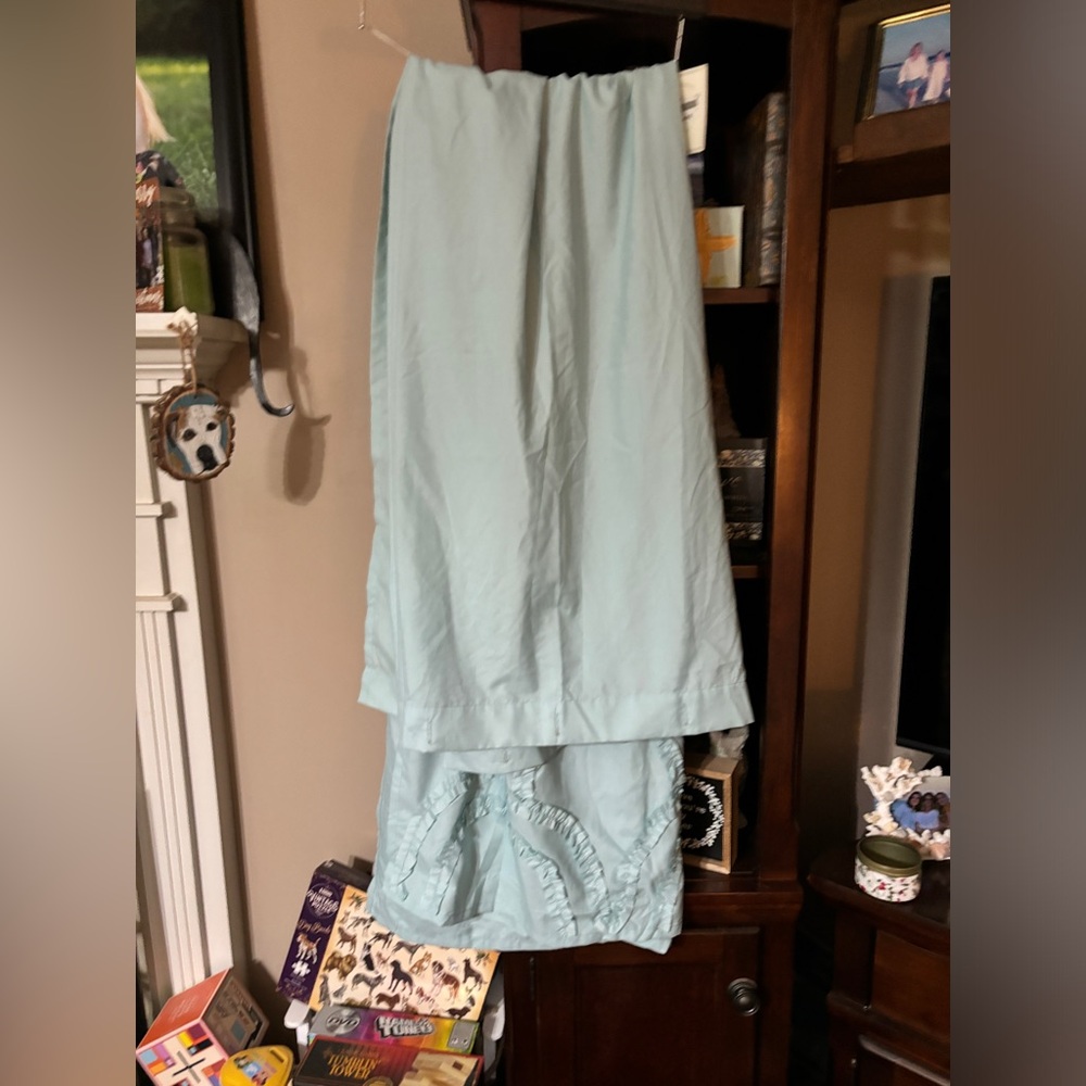 Shower Curtain, Excellent Condition. - Picture 3 of 4